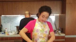 73岁刘晓庆罕见为丈夫做饭，穿玫红t恤+花围裙，时髦减龄又洋气