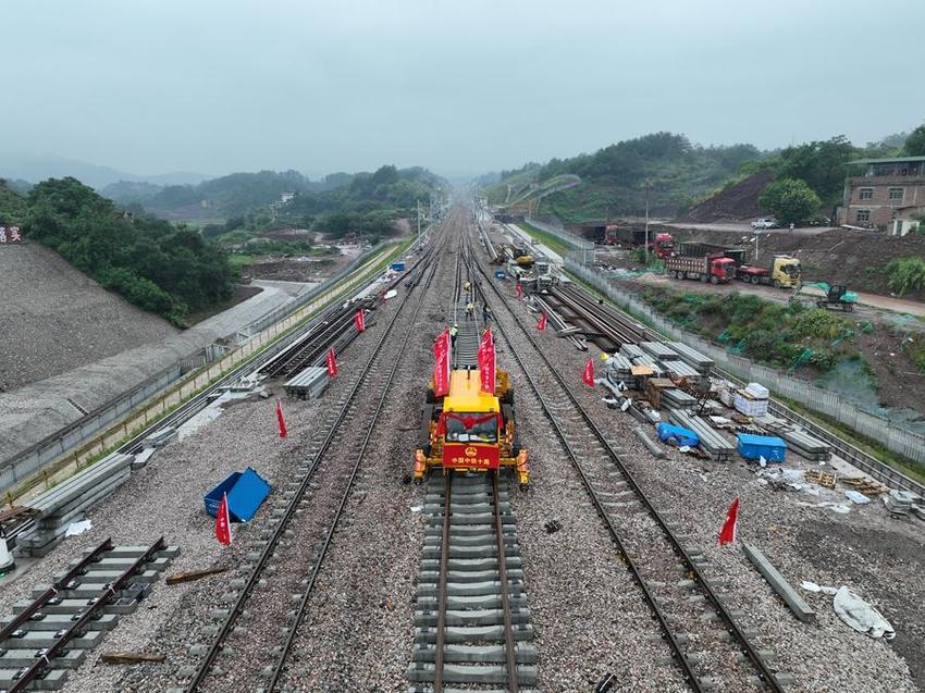 龙龙高铁福建段全线铺轨贯通 预计2023年年底具备开通运营条件