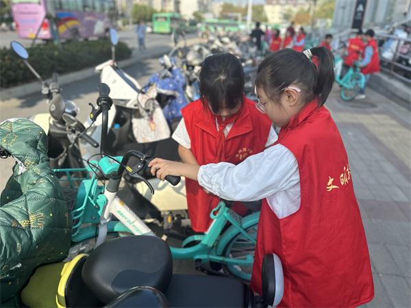 郑州市惠济区东风路小学：双手有温度 让单车“回家”