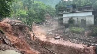 乐山发布暴雨红色预警庙坪村道路垮塌中断80余米