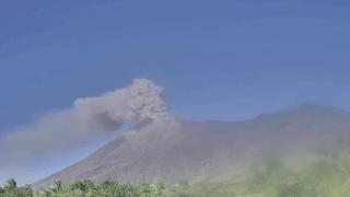 菲律宾坎拉翁火山多次小规模喷发 处于3级警戒状态