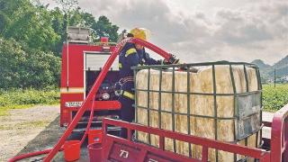金城江消防救援大队架起暖心“送水专线”
