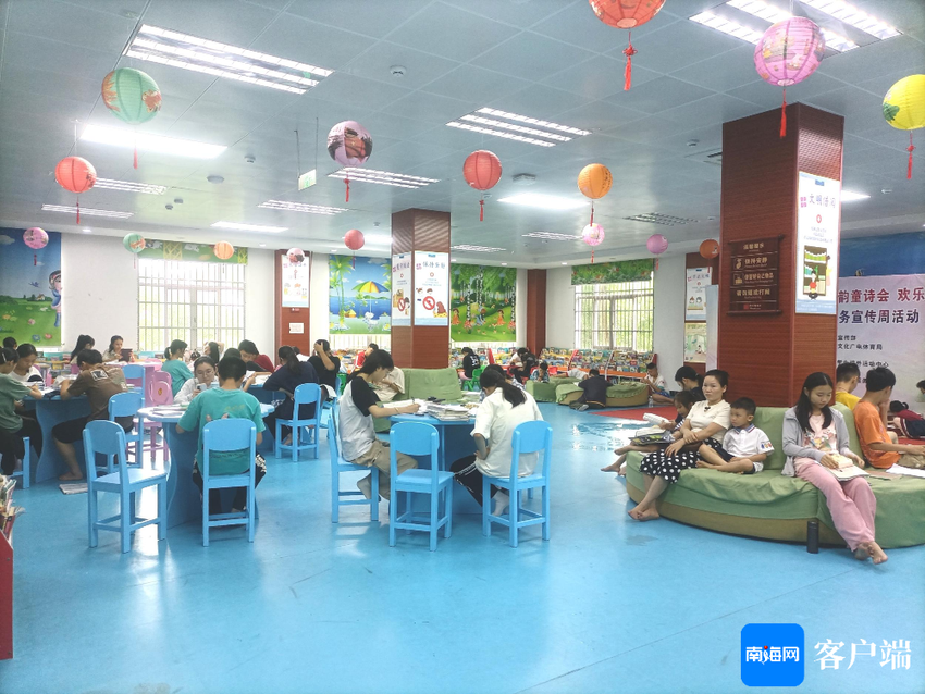 端午假期，市民群众在儋州市图书馆里品书香