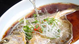广东有名的姜油焗鲈鱼，让人吃一次就会爱上的下饭菜，鲜香又嫩滑