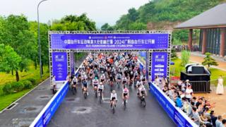 中国西部最大规模国际自行车赛在广阳岛开赛