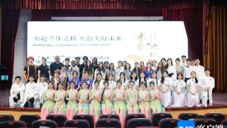 美国中学生走进海南华侨中学 亲身体验中国传统文化