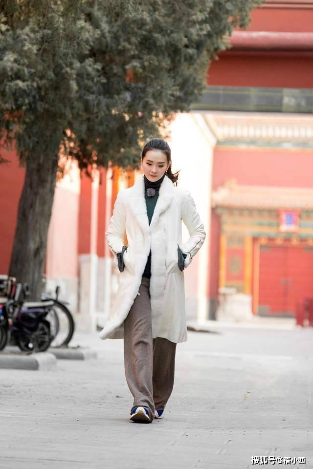 王艳白色大衣和阔腿裤，展现出一种优雅、大气的风采