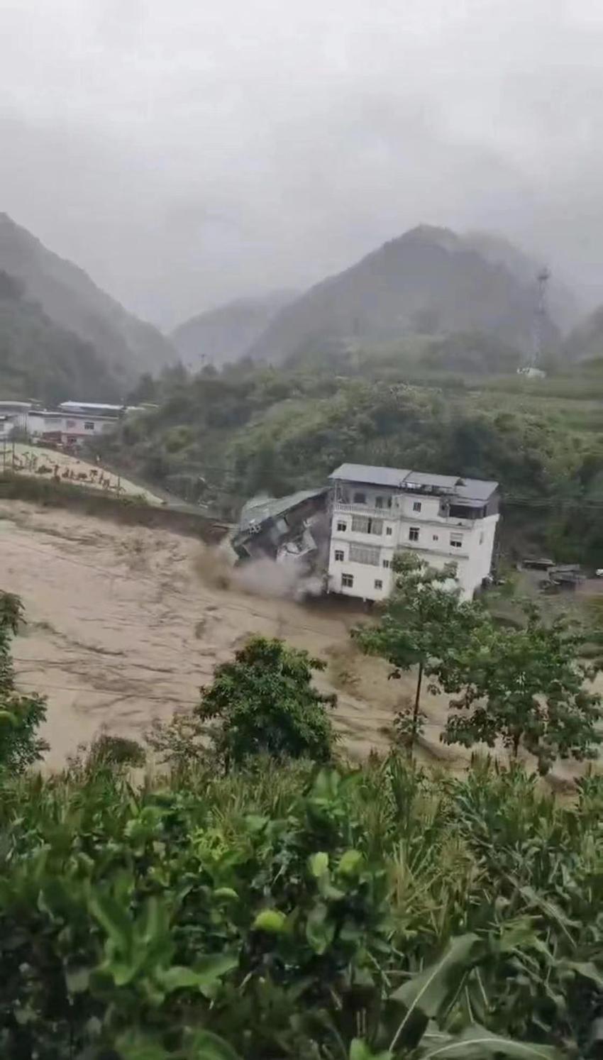 重庆巫山暴雨：抱龙河两岸百余名群众已安全转移，无人员伤亡