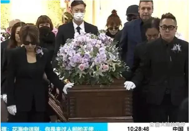 李玟举行出殡火化仪式，夫及继女未参加，安葬时间地点尚未公布