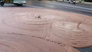 江苏南京一路面持续喷涌红褐色不明物质，交警：地下施工造成，已清理