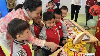 元氏县幼儿园萌娃做花馍迎新年