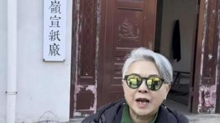 60岁梁雁翎满头白发现身，曾是歌坛天后，如今靠旅游活出自我