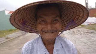 越南老人50年没睡觉，24小时不间断工作养家，原因至今无人知晓