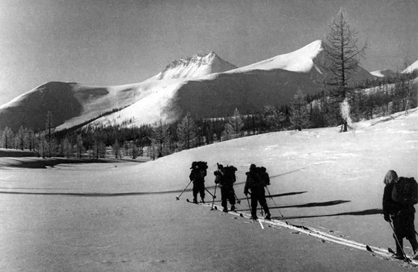 上世纪最诡异登山事件，9人惨死乌拉尔山，死状怪异至今无法解释