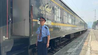 600余名旅客挥别重庆南站最后一班“慢火车”