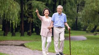 多散步对血管好？医生建议：50岁后，坚持做这两件事或比运动好