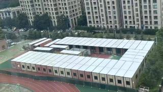 合肥一小学在操场新建板房给学生上课，家长担心甲醛超标，教育局回应