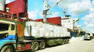 缅甸为出口大米、碎米，所需货车在码头等候装载