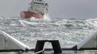 山东威海海域一油船大风浪中失控 13名船员获救