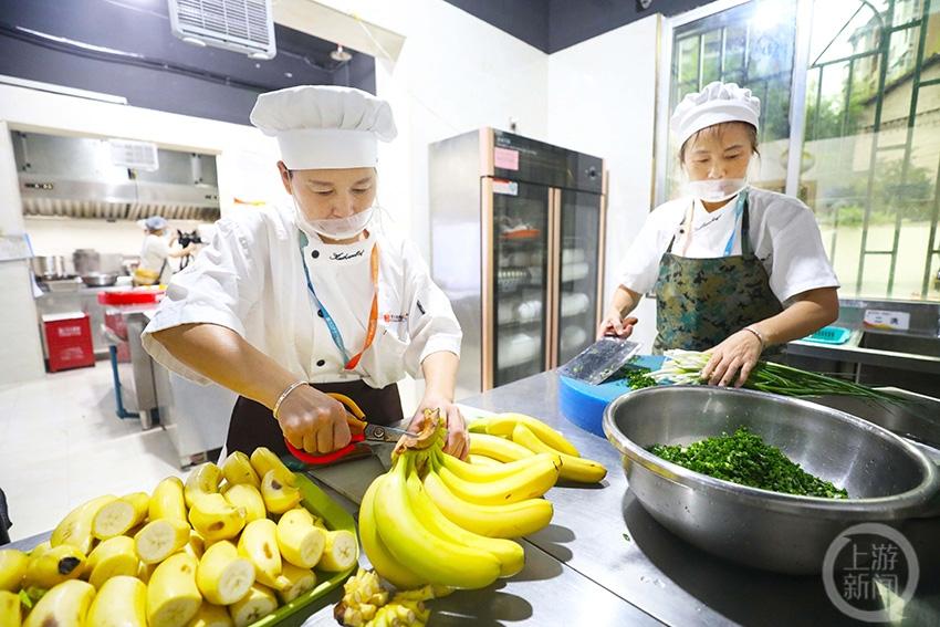 “社区老年食堂”让老年人吃上“暖心餐”