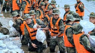 战洪水——北部战区陆军部队闻令而动全力抗洪抢险救灾纪实