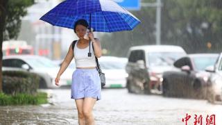 南昌暴雨城区多处积水 部分道路交通中断