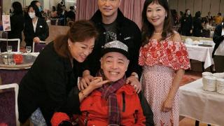 72岁知名歌手暂离养老院！爱徒带去酒楼消遣大吃，坐轮椅兴奋跟唱