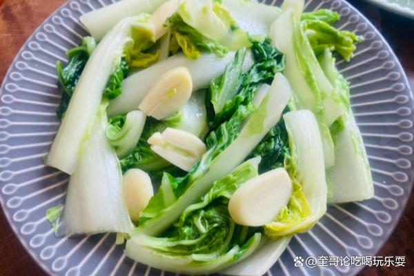 炒小白菜虽然看似简单，但其中也蕴含着不少烹饪技巧