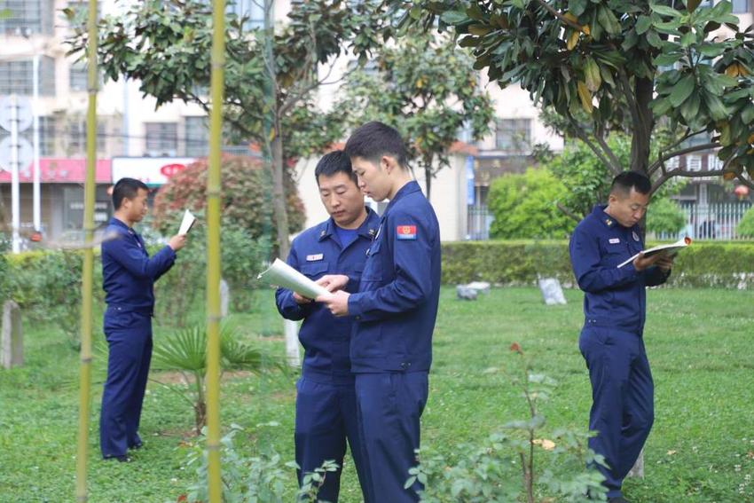 人报甘头条 | 世界读书日|“蓝朋友”的诗与远方