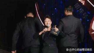 微博之夜，邓超上演“反转大戏”：被架走竟成新片广告？