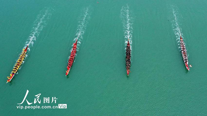 福建福州：海上赛龙舟
