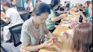 “巧手慧心 珍珍出彩” 中荷人寿山东省分公司举办珍珠饰品DIY蜜丝会体验活动
