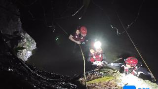 强降雨致河水上涨四名驴友被困 琼海消防冒雨四小时成功救援