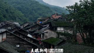 贵州山居冬游记｜赤水河旁，一探油纸伞下的诗意古村落