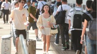 全国铁路暑运落幕 南京火车站客流高峰仍居高不下