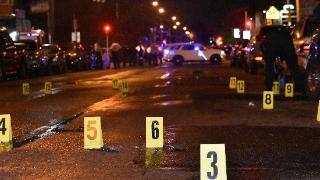 费城枪击事件致5人死亡，袭击者在街道上用突击步枪随意开火