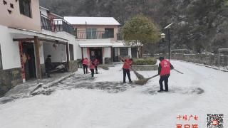 赛武当营子村村委会：铲雪除冰在行动 志愿服务暖人心
