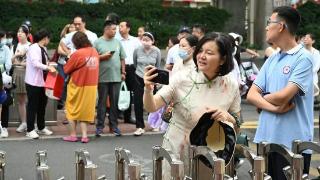 中考首日，家长用手机记录孩子成长瞬间