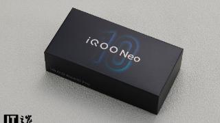 iQOO Neo10 Pro 拉力橙图赏：一体化悬浮双窗，银橙双色活力来袭