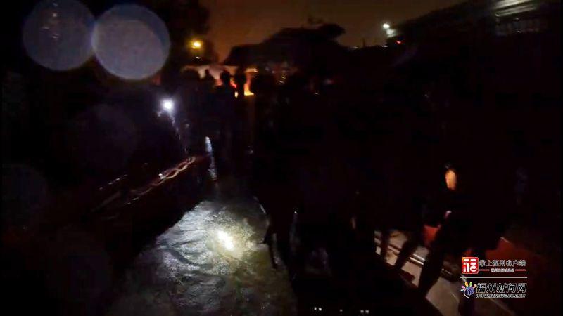 持续强降雨多地内涝 福州消防彻夜搜救转移被困群众