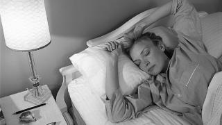 “投降式睡姿”健康隐患多？