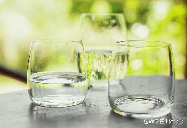每天三杯水的奇效，对身体健康有好处？专家解读，喝水的正确时间
