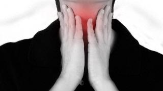 喉咙不适须警惕！医生：喉炎与这种癌症症状相似，早发现早治疗！