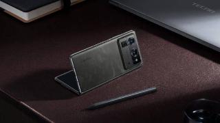 银色版传音 TECNO Phantom V Fold 2 折叠手机真机照曝光