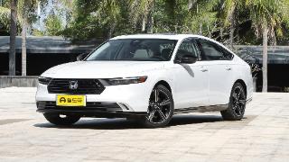 雅阁PHEV2023款车身修长大气，尾部时尚运动