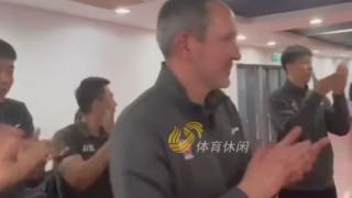 齐鲁德比更衣室！全员欢呼邱彪，邱彪讲话肯定防守，体现团队篮球