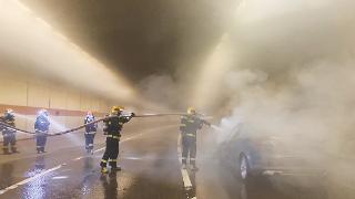 南湖隧道内一汽车突发自燃  救援人员快速灭火恢复交通