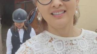 牛莉罕带女儿露面，仅14岁就染黄发没孩子气，没遗传妈妈高颜值