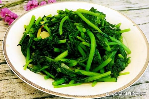 茼蒿是一种常见蔬菜，通过简单的烹饪方法就能制作出各种美味佳肴