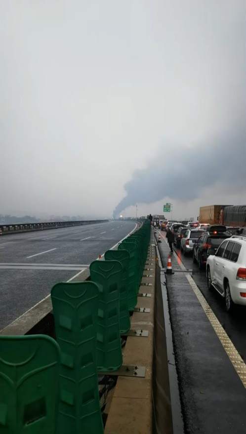 许广高速长湘段多车追尾 目击者：有车辆着火 救援力量已在现场处置